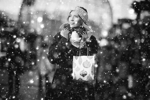 Blond woman buying Christmas gifts — Stock Photo, Image