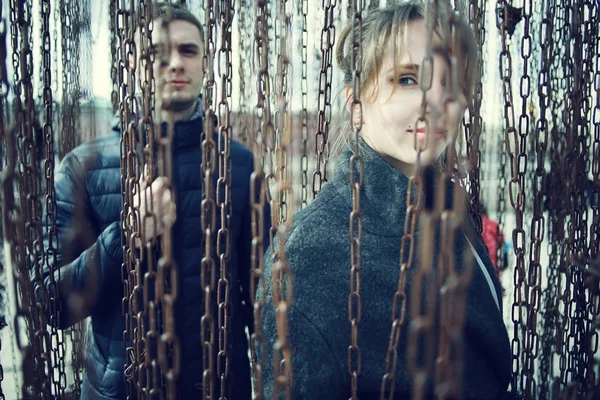 Amoureux mignons marchant dans le parc — Photo