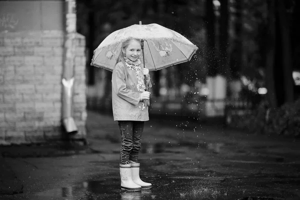 在秋天公园散步的小女孩 — 图库照片
