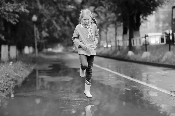 Menina vestindo um casaco ao ar livre — Fotografia de Stock