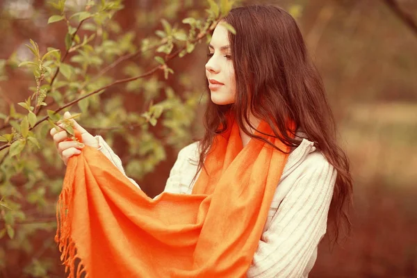 Jeune fille dans le parc — Photo