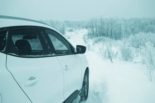 Auto v zasněžené krajině — Stock fotografie