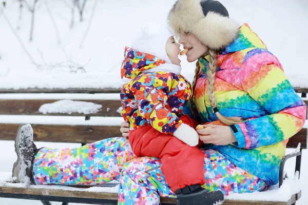 Παιδί και η μητέρα έχει τη διασκέδαση χειμώνα — Φωτογραφία Αρχείου