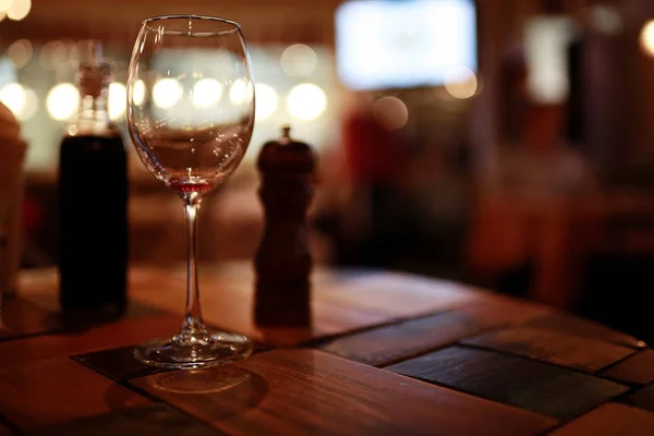 Diner met een glas wijn op tafel — Stockfoto