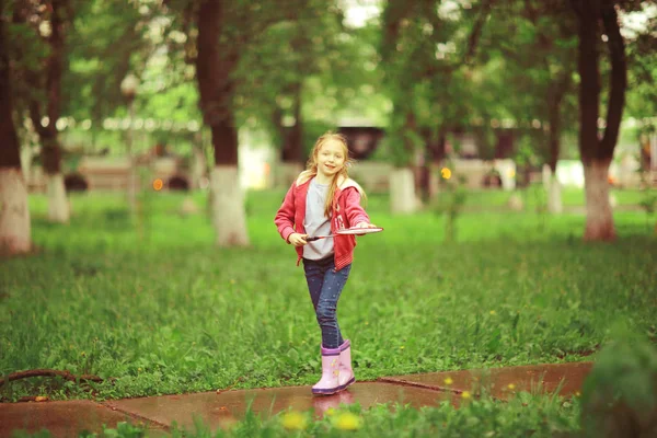 Girl playing badminton in the park — Stock Photo, Image