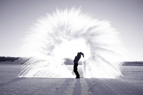 Az ember így szökőkút a hó — Stock Fotó