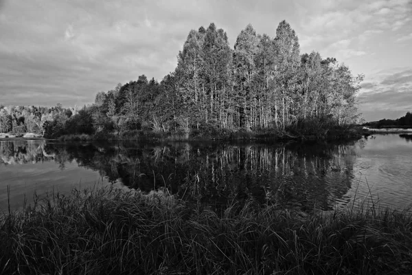 Bosque de otoño paisaje fluvial — Foto de Stock