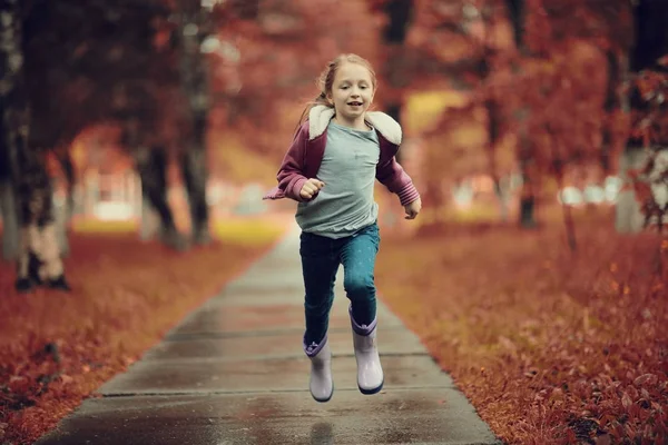 Chica usando una chaqueta al aire libre —  Fotos de Stock