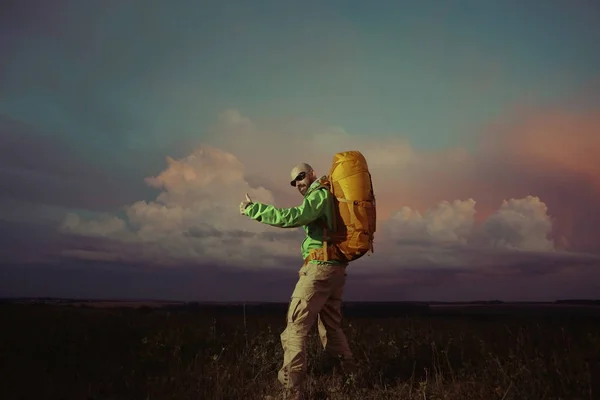 Man traveler in wildlife at autumn — Stock Photo, Image