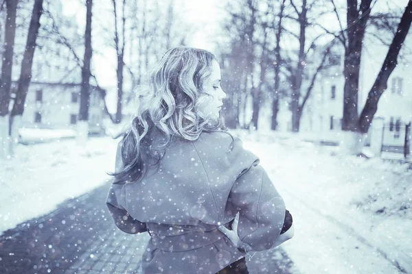 Menina vestindo casaco no inverno — Fotografia de Stock