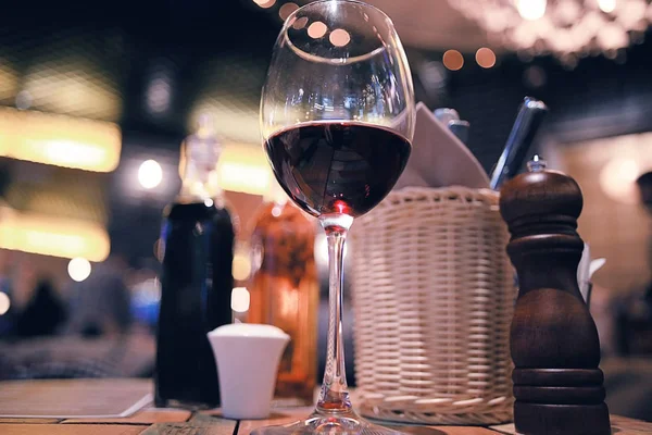 Bicchiere di vino rosso in tavola — Foto Stock