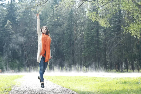 Mulher pulando na floresta de primavera — Fotografia de Stock