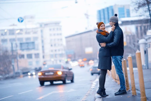 Lovers walking in the city streets — Stock Photo, Image