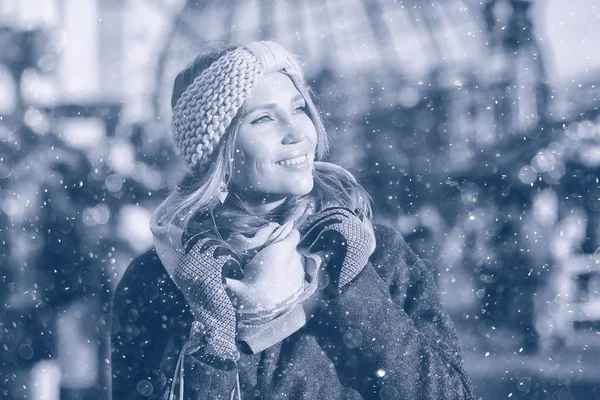 Mooi meisje lopen in de winter stad — Stockfoto