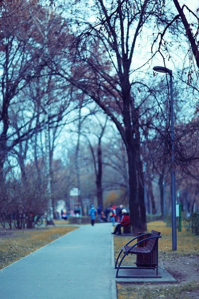 Őszi Park elmosódott háttér elérési útja — Stock Fotó