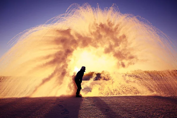 L'uomo che fa fontana di neve — Foto Stock