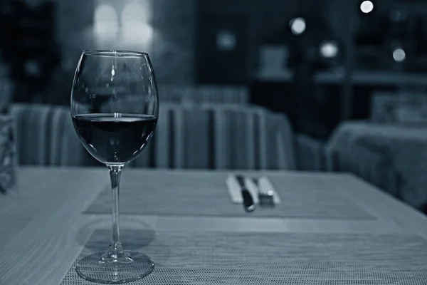 Sklenka vína na stole — Stock fotografie