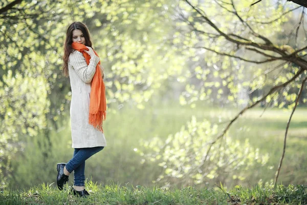 Menina desfrutando primavera no parque — Fotografia de Stock