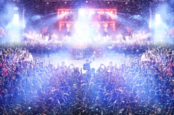 Personnes au concert de rock de nuit — Photo