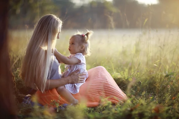 Mor och dotter i fältet — Stockfoto