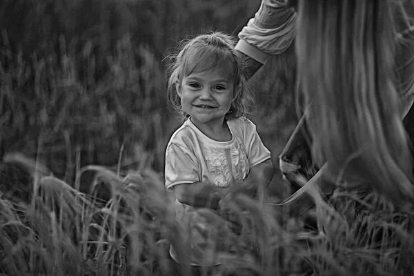 Młoda kobieta dziecko w polu — Zdjęcie stockowe