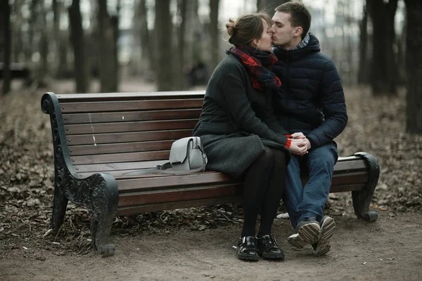 Couple assis sur un banc — Photo