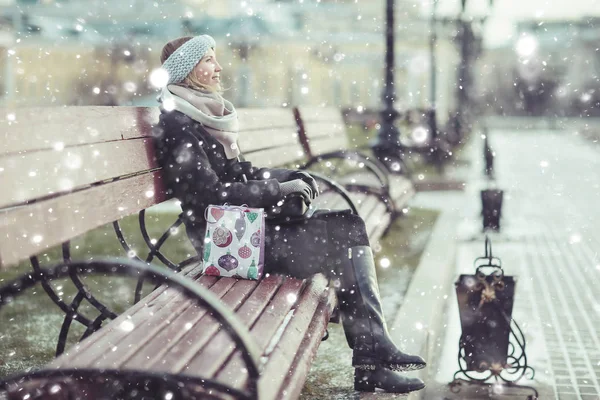 Sarışın kadın Noel hediyeleri satın alma — Stok fotoğraf