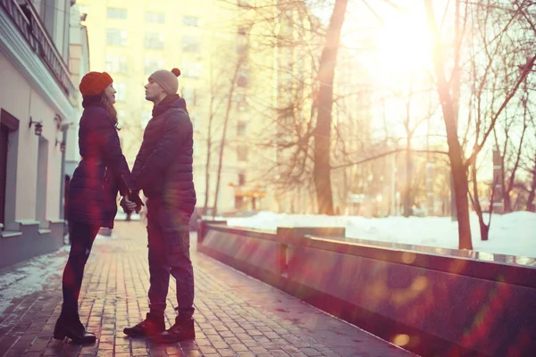 Joven pareja caminando en la ciudad —  Fotos de Stock