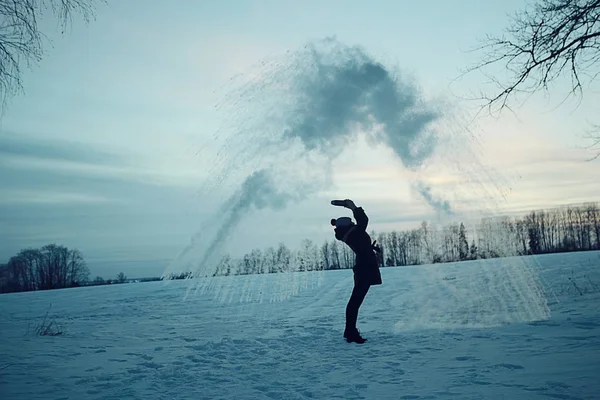 Hombre haciendo fuente de nieve — Foto de Stock