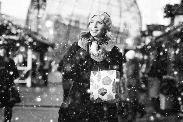Girl on a winter walk in the city — Stock Photo, Image