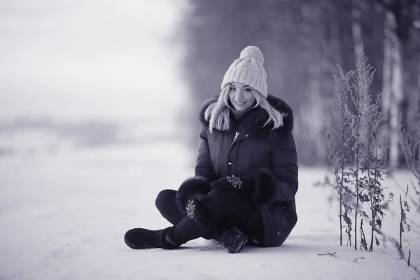 Νεαρή γυναίκα σε κρύα μέρα του χειμώνα — Φωτογραφία Αρχείου