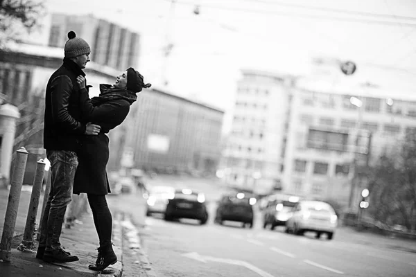 Couple marchant dans les rues de Moscou — Photo