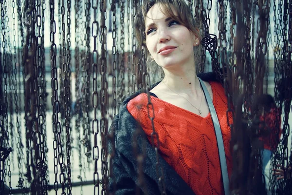 Woman dreaming in the city outside — Stock Photo, Image