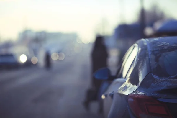 Voiture sur la route de la ville en hiver — Photo