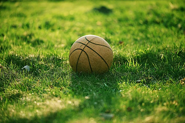 Basquete velho na grama — Fotografia de Stock