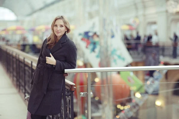 Woman on holiday at shopping center — Stock Photo, Image