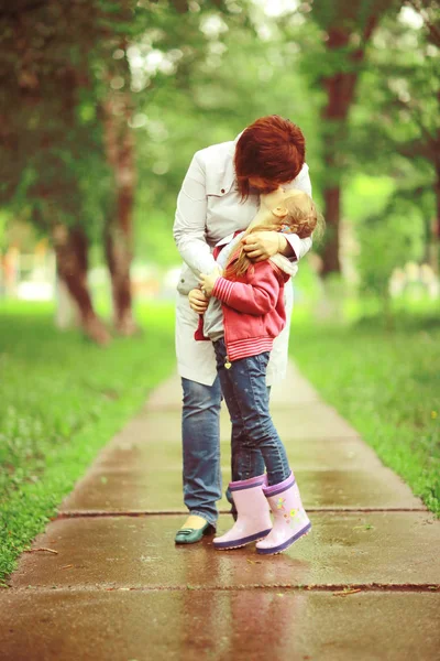 Madre e figlia nel parco estivo — Foto Stock