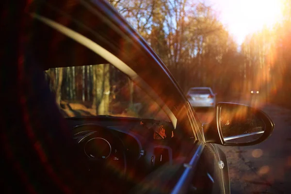 Автомобіль на осінній сонячній дорозі — стокове фото