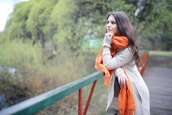 Jeune fille dans le parc — Photo