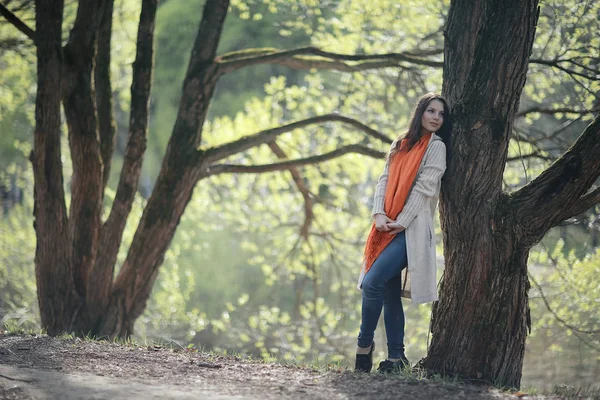 Jovem mulher em no parque de outono — Fotografia de Stock