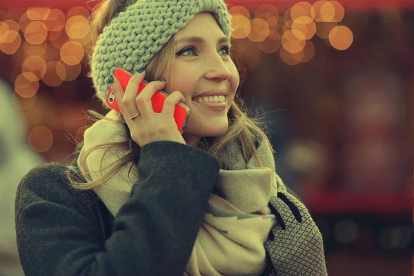 Veselá žena mluví po telefonu — Stock fotografie