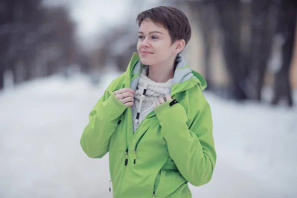 Jeune femme aux cheveux courts dans le parc — Photo