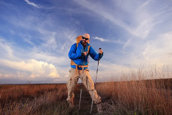 Homme voyageur avec un sac à dos — Photo