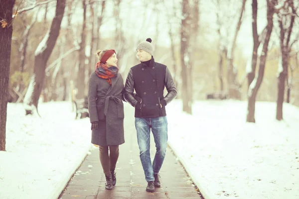 Couple marchant dans le parc — Photo