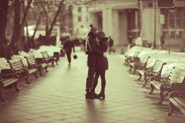 在莫斯科的街道上行走的夫妇 — 图库照片
