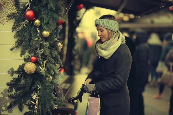 Mujer pensativa en invierno — Foto de Stock