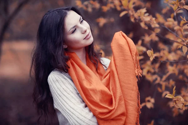 Fille réfléchie dans le parc — Photo