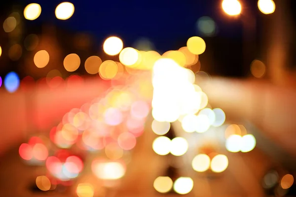 Cidade noturna tráfego rodoviário — Fotografia de Stock