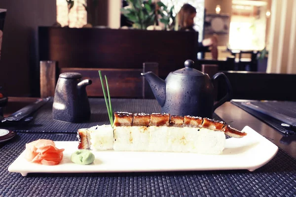Linha de sushi em restaurante — Fotografia de Stock