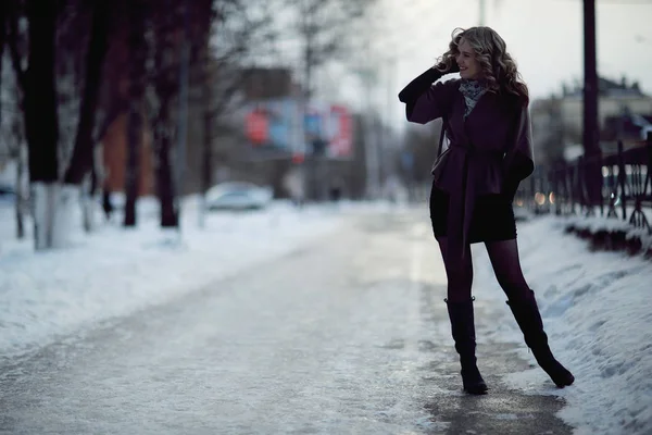 Ragazza in cappotto autunno e guanti — Foto Stock